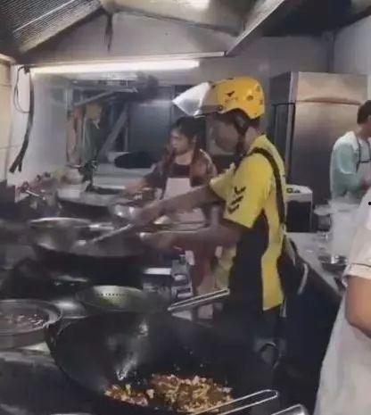 外卖员现场吃瓜视频,揭秘街头美食背后的故事
