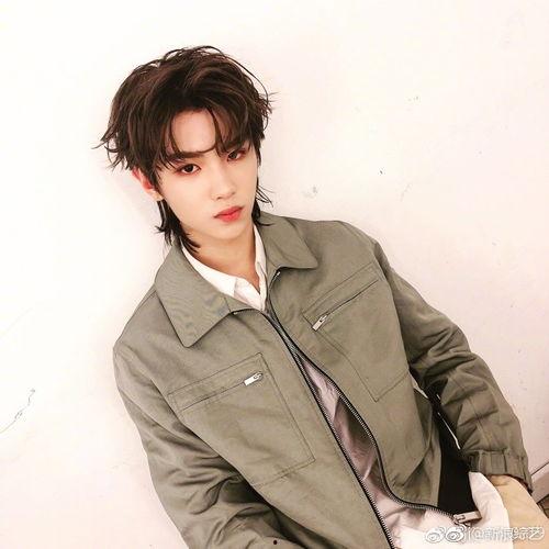 黄明昊吃瓜照片大全视频,趣味照片大全视频集锦