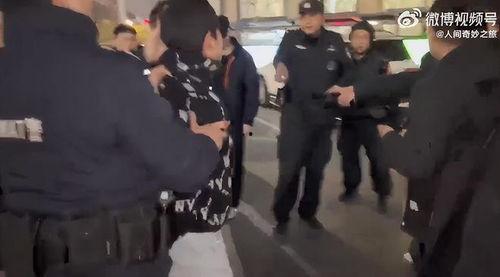 杭州抢劫金店吃瓜群众视频,现场惊心动魄，吃瓜群众目击全程