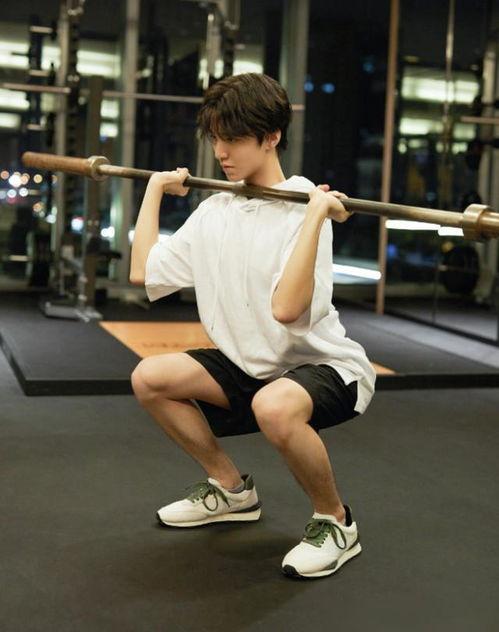 王俊凯发布会吃瓜视频,萌态十足引网友热议